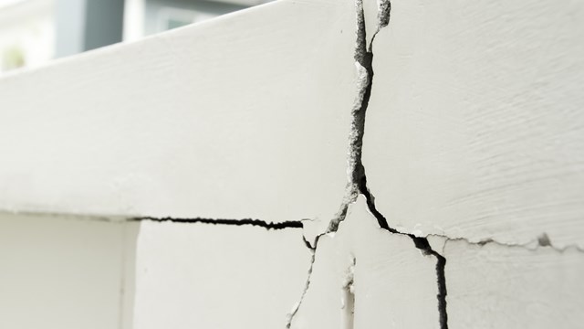 Home problem, building problem wall cracked need to repair hurry up